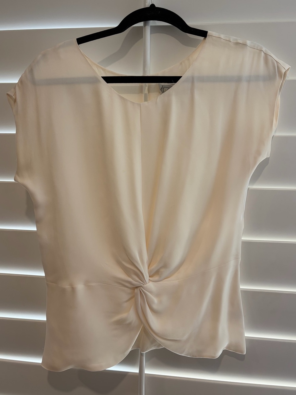 BEYOND VINTAGE EUC Cream 100% Silk Cap Sleeve Twist Front Blouse Top S